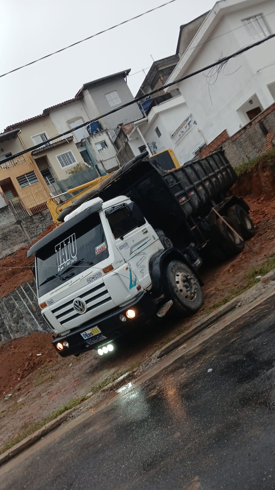 Retroescavadeira em limpeza de terreno